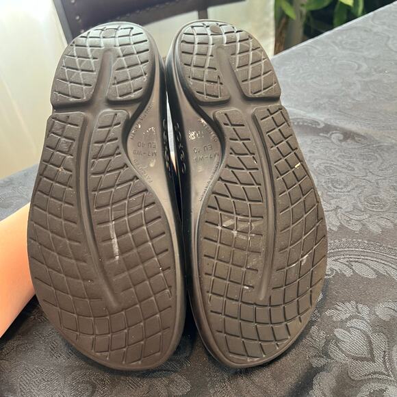 Oofos black sandals unisex men 7 women 9 - Picture 5 of 8